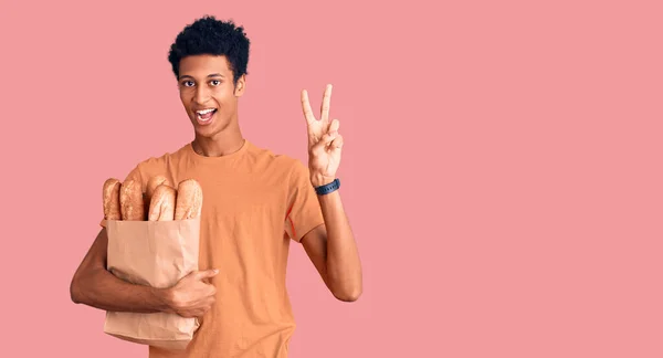 Jovem Afro Americano Segurando Saco Papel Com Pão Sorrindo Olhando — Fotografia de Stock