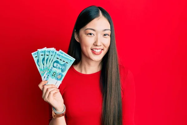 Jovem Chinesa Segurando Yuan Notas Chinesas Olhando Positivo Feliz Sorrindo — Fotografia de Stock