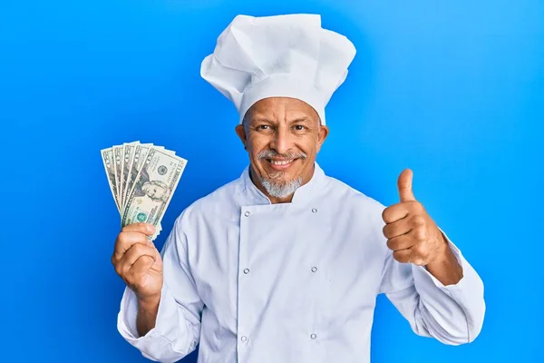 Hombre Pelo Gris Mediana Edad Vistiendo Uniforme Cocinero Profesional Sosteniendo — Foto de Stock