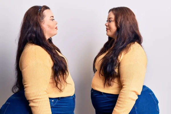 Jong Size Tweeling Dragen Casual Kleding Zoek Naar Kant Ontspannen — Stockfoto