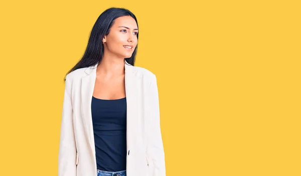 Giovane Bella Ragazza Latina Che Indossa Abiti Lavoro Guardando Altra — Foto Stock