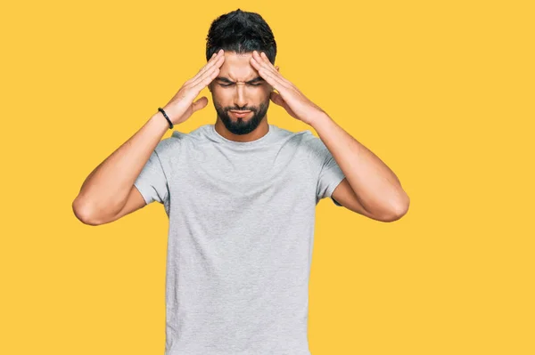 Hombre Joven Con Barba Llevando Camiseta Gris Casual Con Mano — Foto de Stock