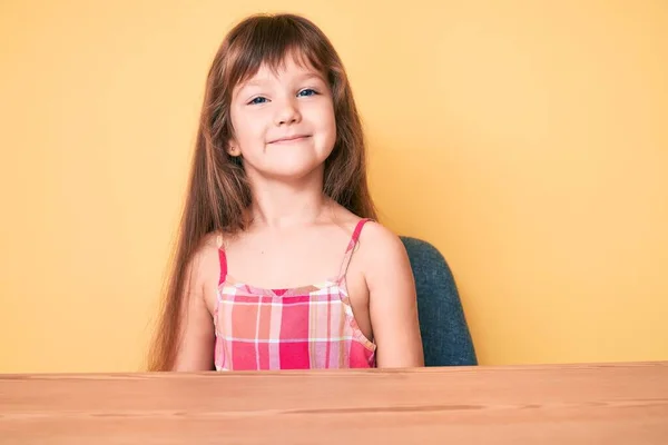 Kleine Kaukasische Mädchen Mit Langen Haaren Lässiger Kleidung Sitzen Auf — Stockfoto