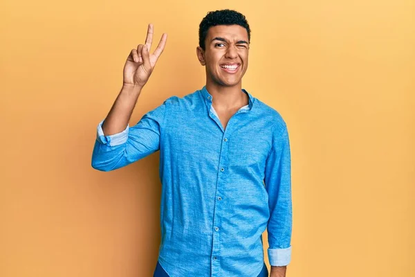 Mladý Arabský Muž Neformálním Oblečení Usmívající Šťastnou Tváří Mrkající Kameru — Stock fotografie