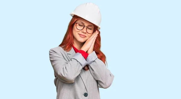 Jonge Roodharige Vrouw Draagt Architect Hardhat Slapen Moe Dromen Poseren — Stockfoto