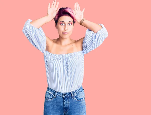 Jovem Mulher Bonita Com Cabelo Rosa Vestindo Roupas Casuais Fazendo — Fotografia de Stock