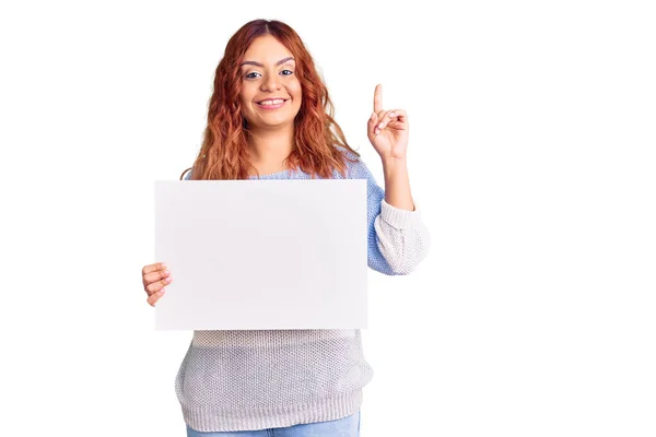 Mujer Latina Joven Sosteniendo Pancarta Vacía Blanco Sorprendida Con Una —  Fotos de Stock