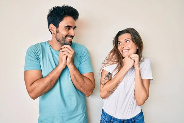 Schöne Junge Paar Von Freund Und Freundin Zusammen Lachen Nervös — Stockfoto