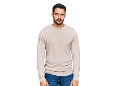 Gündelik kıyafetler giyen, kuşkucu ve gergin genç İspanyol bir adam sorun yüzünden surat asıyor. negatif kişi. 