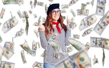 Fransız elbisesi giymiş genç bir kadın gururla haykırıyor zaferi ve başarıyı kutluyor kollarını kaldırarak heyecanlanıyor.