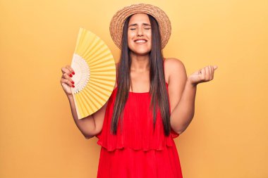 Genç, güzel, esmer, yaz şapkası takan, el ele tutuşan bir kadın. Gururla haykırıyor, zaferi kutluyor ve başarıyı kollarını kaldırarak kutluyor. 