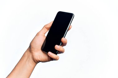 Beyaz arka plan üzerinde ekranı gösteren akıllı telefonu tutan beyaz bir adamın eli.