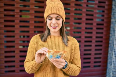 Genç sarışın kadın gülerek şehirde İsviçre frangı banknotlarını sayıyor..