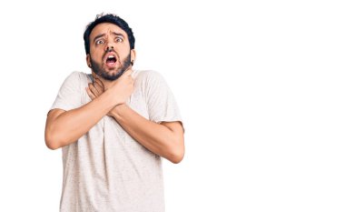 Günlük kıyafetler giymiş genç İspanyol adam bağırıyor ve boğularak ölüyor çünkü acı verici bir boğulma. Sağlık problemi. Boğulma ve intihar konsepti. 