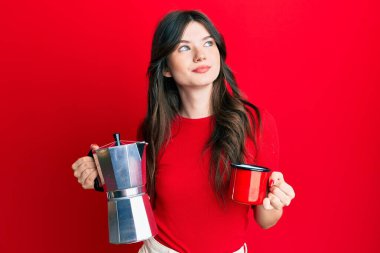 Genç, güzel, beyaz bir kız. İtalyan kahvesi içiyor. Gülümsüyor, yan tarafa bakıyor ve düşünüyor.. 