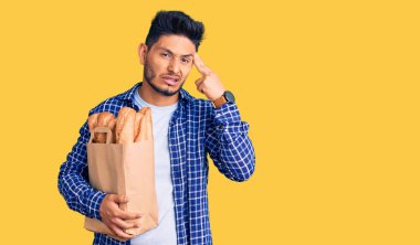 Yakışıklı Latin Amerikalı genç adam, elinde bir kese kağıdıyla ekmek fırlatıyor ve kendini öldürüyor. Elini ve parmaklarını silah gibi kullanıyor. İntihar jesti.. 