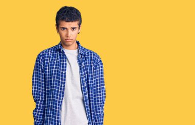 Genç Afro-Amerikalı bir adam, günlük giysiler giyiyor. Depresyonda ve endişe içinde. Kızgın ve korkmuş bir şekilde ağlıyor. hüzünlü ifade. 