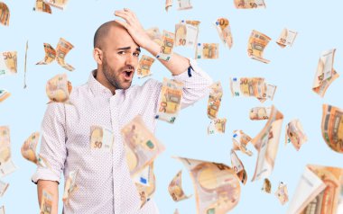 Zarif tişört giyen genç yakışıklı bir adam hata için el ele tutuşarak şaşırdı, hatayı hatırla. Unuttum, kötü hafıza kavramı.