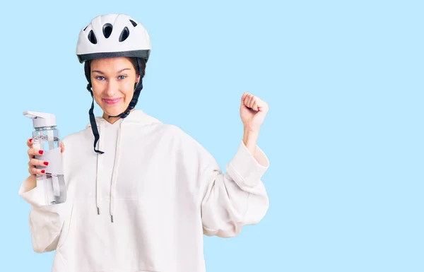 Schöne Brünette Junge Frau Trägt Fahrradhelm Und Hält Wasserflasche Schreiend — Stockfoto