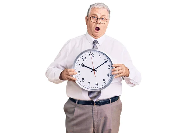 Senior Uomo Dai Capelli Grigi Indossa Abiti Lavoro Tenendo Orologio — Foto Stock