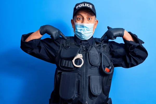 Masculino Sênior Policial Vestindo Médico Máscara Facial — Fotografia de Stock