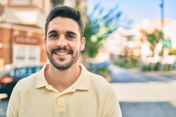 Ung Latinamerikansk Man Ler Glad Promenader Stan — Stockfoto