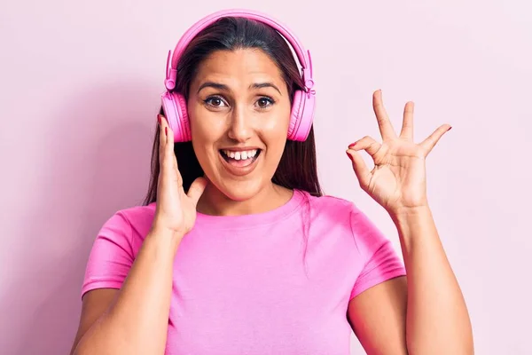 Jong Mooi Brunette Vrouw Luisteren Naar Muziek Met Behulp Van — Stockfoto