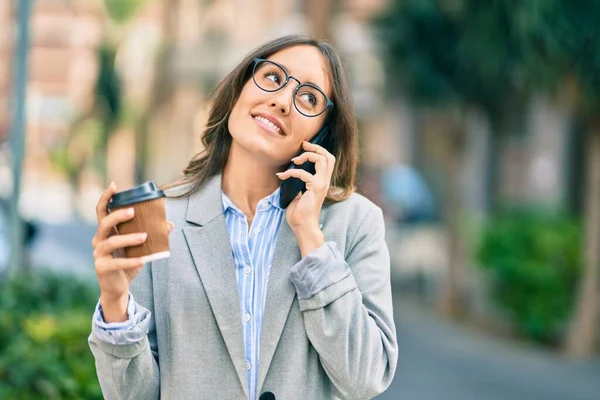 Genç Spanyol Kadını Akıllı Telefondan Konuşuyor Şehirde Kahve Içiyor — Stok fotoğraf