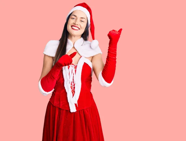 Jonge Mooie Blanke Vrouw Draagt Kerstman Kostuum Wijzend Naar Achterkant — Stockfoto