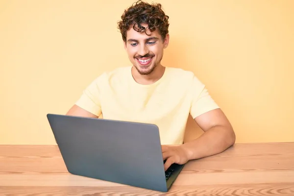 Jeune Homme Caucasien Aux Cheveux Bouclés Travaillant Bureau Avec Ordinateur — Photo