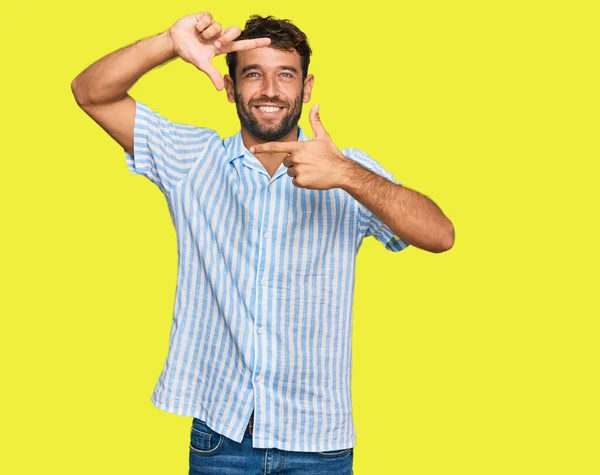 Knappe Jongeman Met Baard Casual Fris Shirt Lachend Lijstje Met — Stockfoto