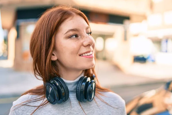 Genç Rlandalı Kız Şehirde Kulaklık Takarak Mutlu Bir Şekilde Gülümsüyor — Stok fotoğraf
