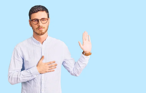 Joven Guapo Con Oso Vistiendo Elegante Camisa Negocios Gafas Jurando —  Fotos de Stock