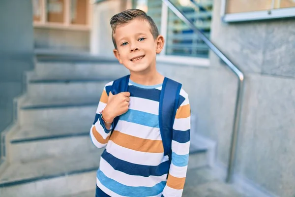 Schattige Blanke Student Jongen Glimlachend Gelukkig Staande Stad — Stockfoto