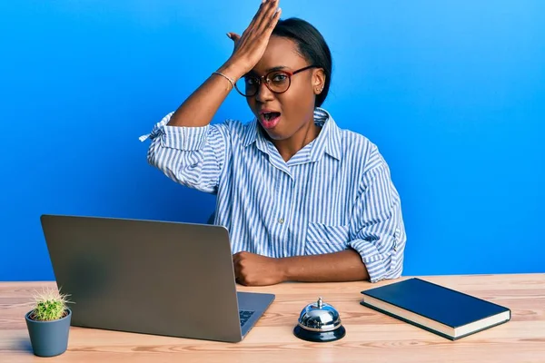 Jovem Mulher Africana Trabalhando Recepção Hotel Usando Laptop Surpreso Com — Fotografia de Stock