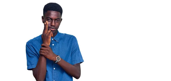 Fiatal Afro Amerikai Férfi Alkalmi Ruhát Visel Kezében Szimbolikus Fegyver — Stock Fotó