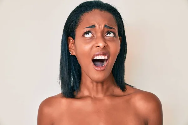 Joven Mujer Afroamericana Pie Topless Mostrando Piel Enojada Loca Gritando —  Fotos de Stock