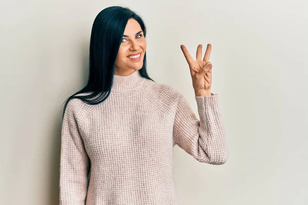 Gündelik Kazak Giyen Beyaz Bir Kadın Numarayı Gösterip Gülümserken Kendinden — Stok fotoğraf