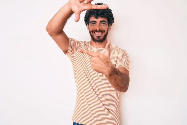 Schöner Junger Mann Mit Lockigem Haar Und Bär Der Lässig — Stockfoto