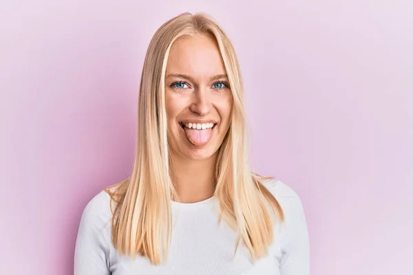 Ung Blond Jente Med Uformelle Klær Stikkende Tungen Glad Med – stockfoto