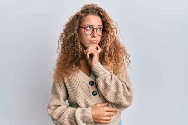 Menina Adolescente Branca Bonita Vestindo Roupas Casuais Óculos Rosto Sério — Fotografia de Stock