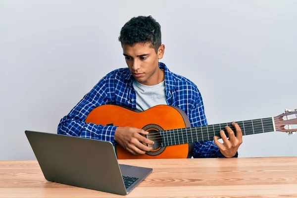 Jovem Afro Americano Bonito Aprendendo Guitarra Clássica Tutorial Line Pensando — Fotografia de Stock