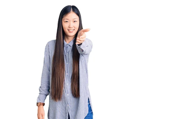 Jonge Mooie Chinese Vrouw Draagt Casual Shirt Glimlachend Vriendelijk Aanbieden — Stockfoto