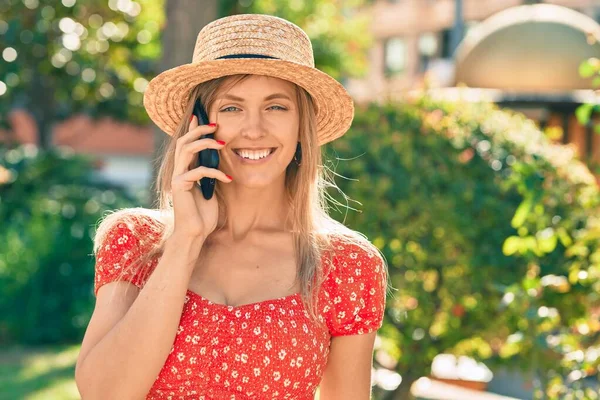 Yaz Tarzı Giyinen Genç Sarışın Kadın Parkta Akıllı Telefondan Konuşuyor — Stok fotoğraf