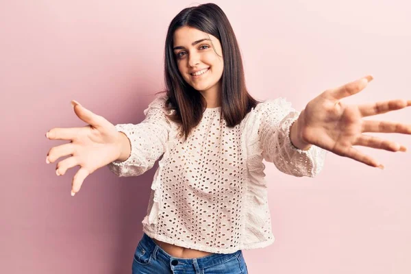 Menina Bonita Nova Vestindo Camisa Casual Olhando Para Câmera Sorrindo — Fotografia de Stock