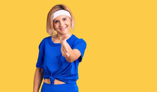 Młoda Blondynka Ubrana Sportową Odzież Uśmiechnięta Przyjazna Oferująca Uścisk Dłoni — Zdjęcie stockowe