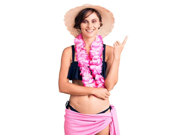 Beautiful Young Woman Short Hair Wearing Bikini Hawaiian Lei Smiling — ストック写真