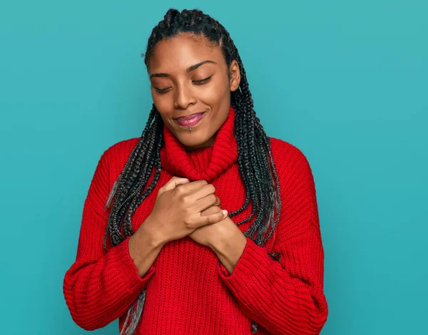 Mulher Afro Americana Vestindo Camisola Inverno Casual Sorrindo Com Mãos — Fotografia de Stock