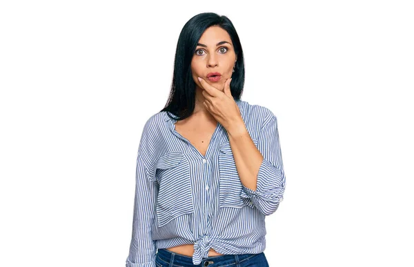 Young Caucasian Woman Wearing Casual Clothes Looking Fascinated Disbelief Surprise — Stock Photo, Image