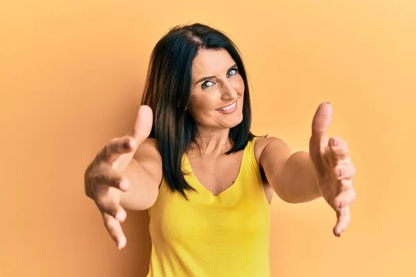 Brünette Frau Mittleren Alters Lässiger Kleidung Vor Gelbem Hintergrund Die — Stockfoto